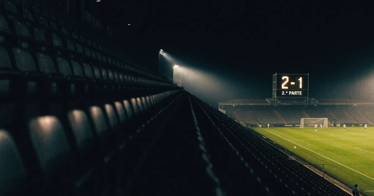 Um marcador eletrónico de um estádio com o resultado a meio da segunda parte, visto das bancadas